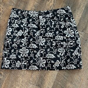 Dressbarn Women’s black and white floral‎ print skort Size 8 Hawaiian
